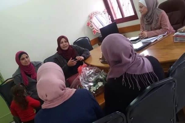 دائرة المرأة باتحاد نقابات العمال تواصل زياراتها لرياض الاطفال بغزة