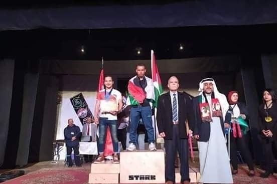 رياضي من غزة يحصل على المركز الاول في بطولة مصارعة اليدين
