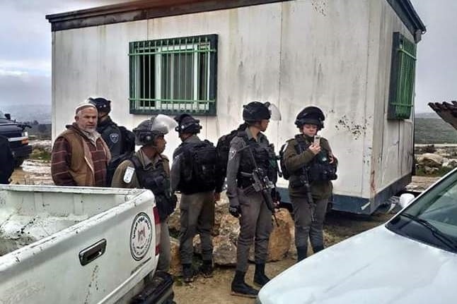 التربية: مصادرة كرفان صفي استهداف خطير للمؤسسات التعليمية