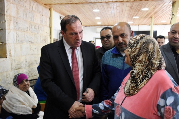 محافظ سلفيت اللواء كميل يزور جمعية الوفاء لرعاية المسنين