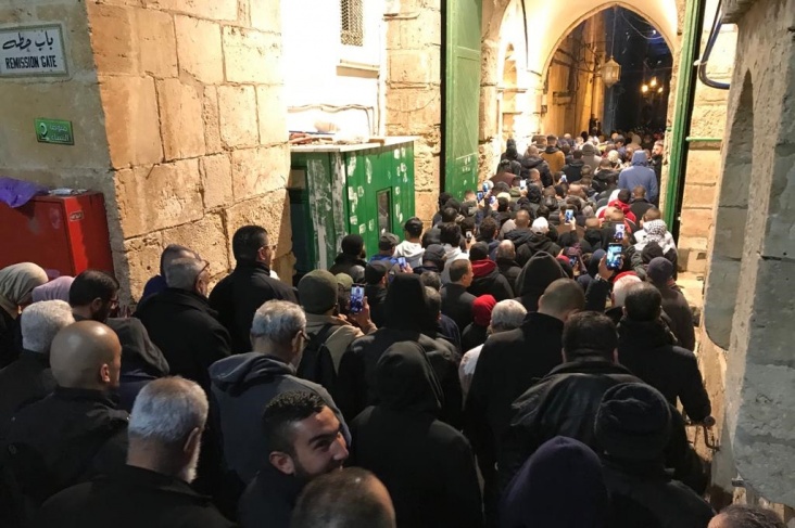 الآلاف يؤدون صلاة الفجر في المسجد الأقصى