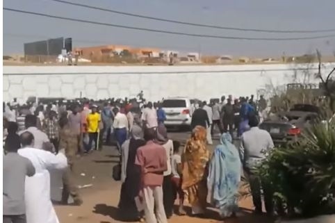 نجاة رئيس الوزراء السوداني من محاولة اغتيال في الخرطوم (فيديو)