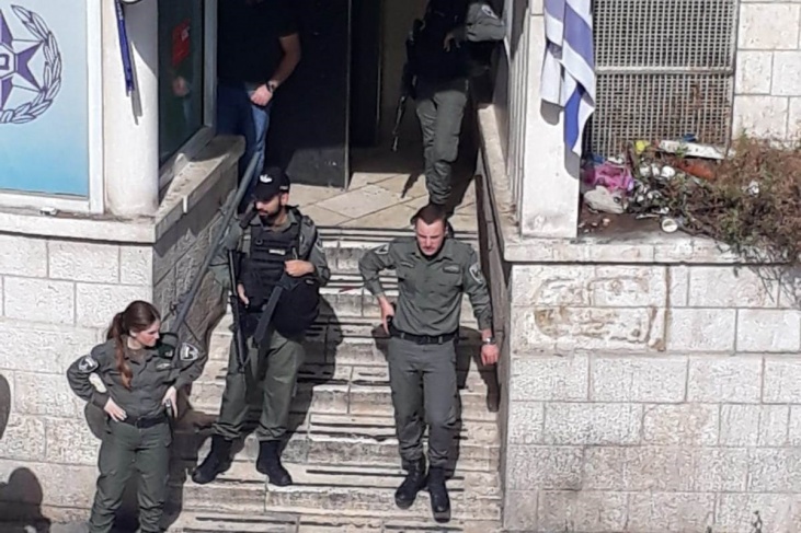 فيديو- اعتقال شاب بحجة محاولته تنفيذ عملية