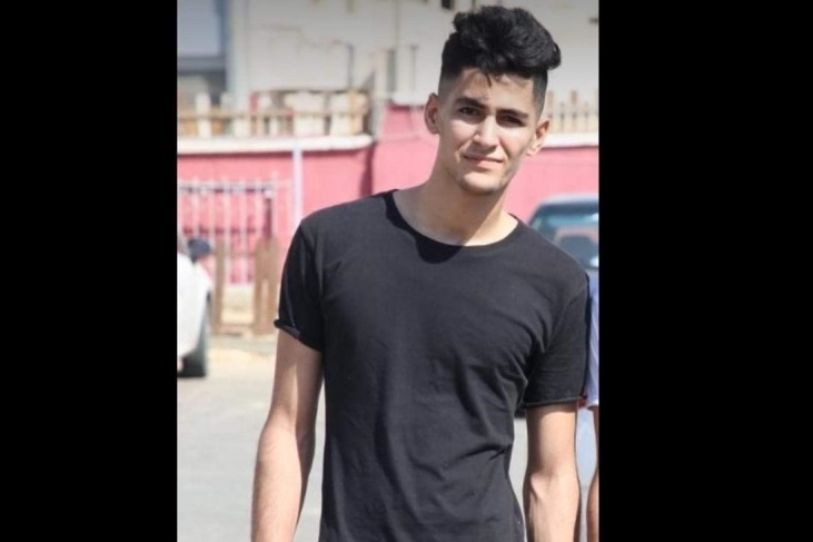 والدة أحد ضحايا حريق النصيرات تودع ابنها امام الحجر وتطالب بعودتها