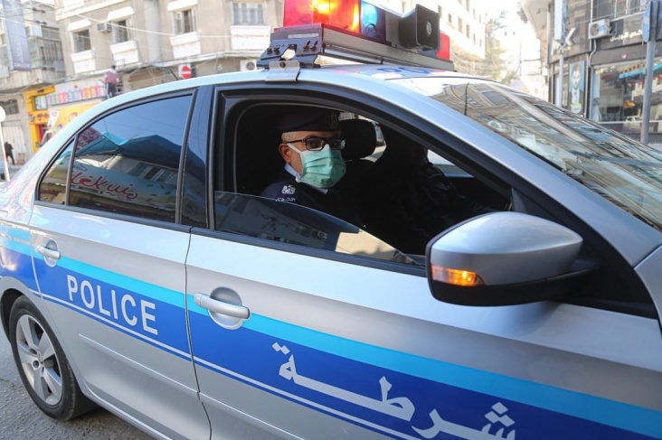 الشرطة تغلق صالونات تجميل وحلاقة بنابلس