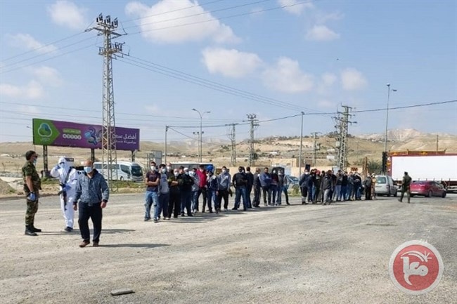 أريحا: فحص مئات العمال العائدين من المستوطنات
